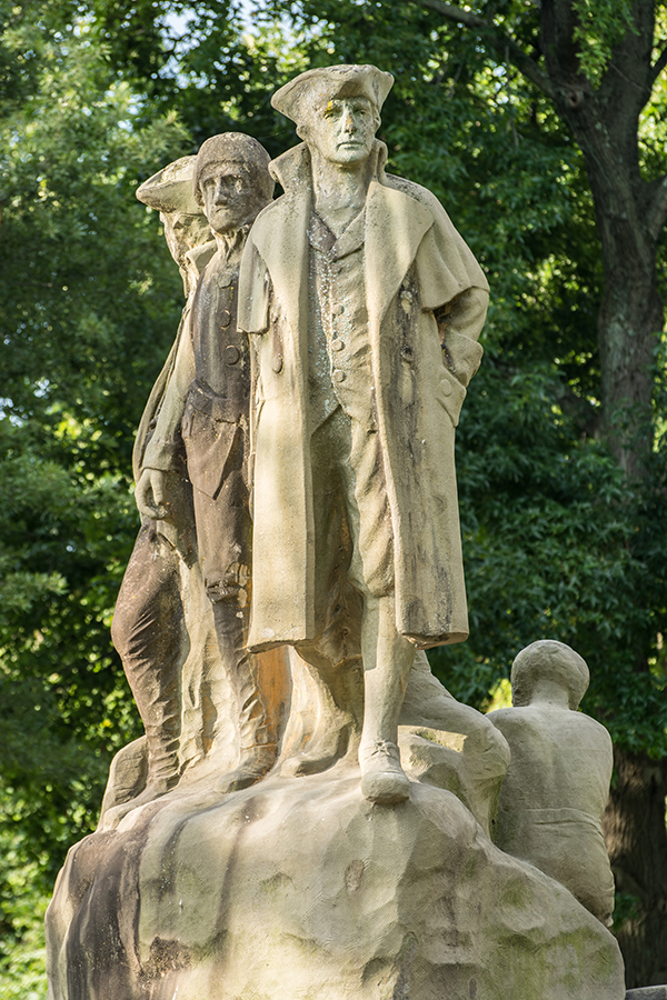 In this image the monument is captured just after sunrise giving the monument a nice glow. Also by using a telephoto lens at 150 mm @ f4.8 we compress the photo and the background is out of focus to make the monument stand out