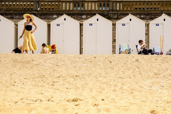Vacation on the beach? Sure, as long as it's not too isolated and there are people to photograph! ©Valérie Jardin 