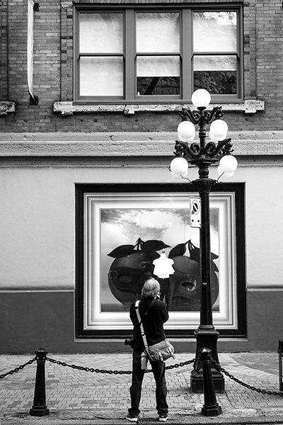 This lens gives you flexibility when shooting street photography. 