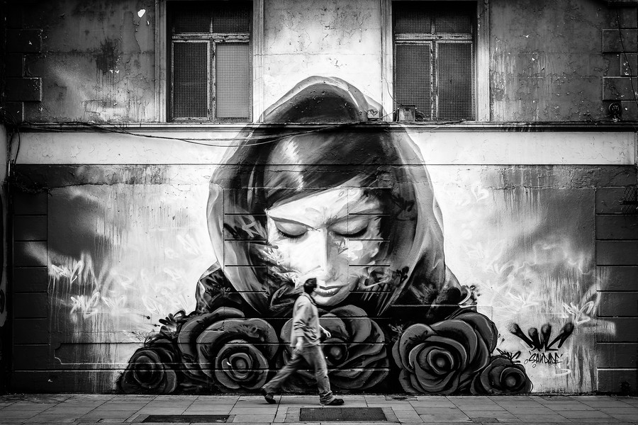 Photograph woman on the wall by Gabor Nagy on 500px