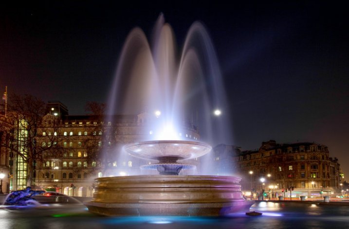 Great Subjects for Urban Night Photography - Trafalgar Square fountain example