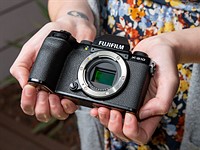 Hands-on with the Fujifilm X-S10: Small camera, great grip