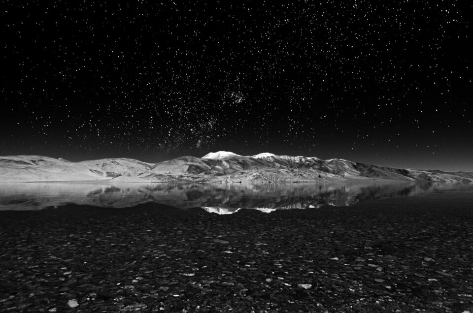 The pebbles and stars compliment the reflection around the center of the frame